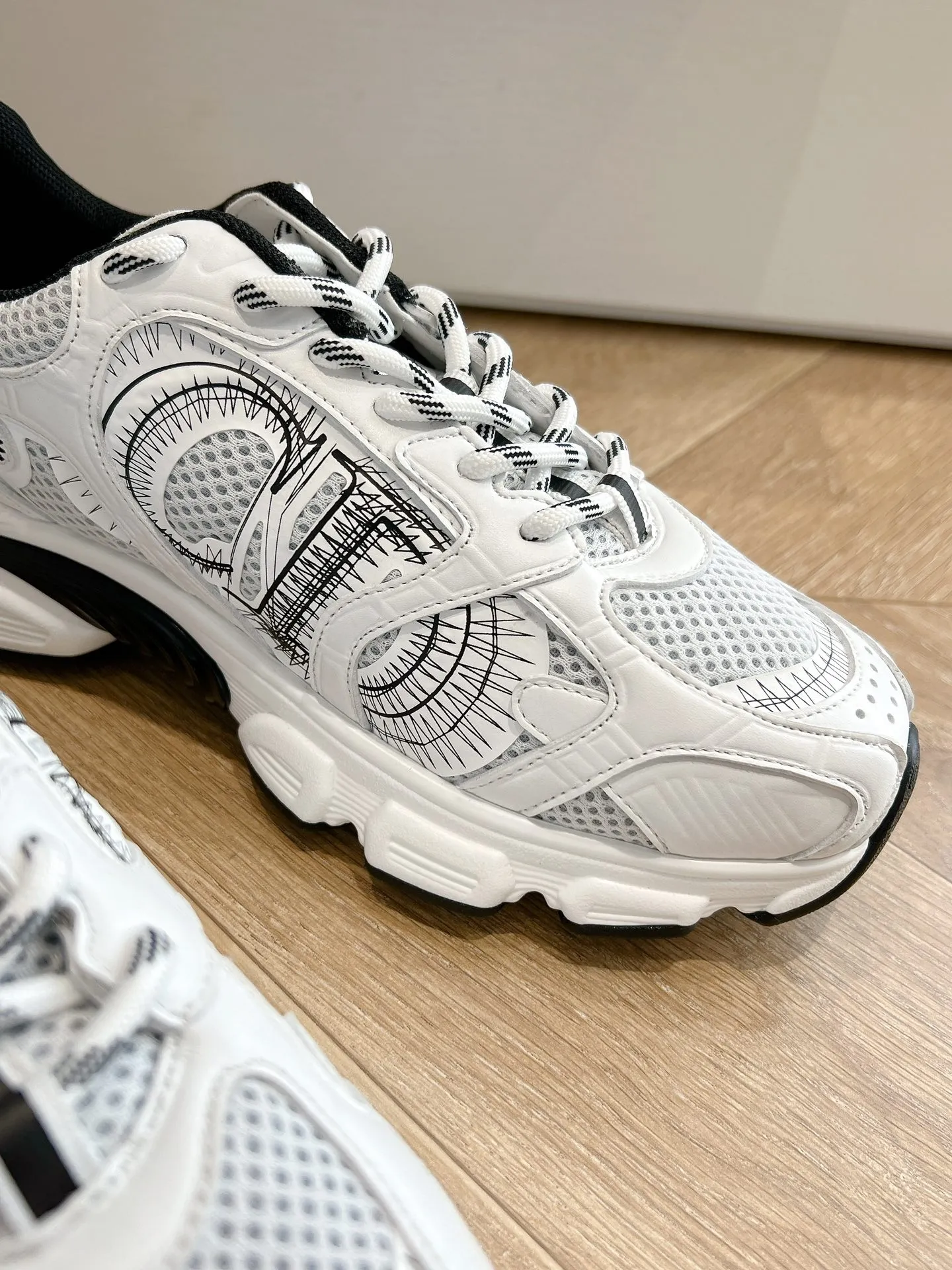 👟👟Ex-factory price 640👟👟 (Top version) Dior Chrono series sports shoes Purchased and developed in Taikoo Hui for RMB 18,200. This Dior chrono sports shoe continues the timeless silhouette and is carefully made of mesh, so it will be particularly comfortable on the feet. It is decorated with CD special craftsmanship logo to enhance the style. The lightweight style is matched with the "Christian Dior" logo thin sole, suitable for all seasons, and can be matched with all kinds of casual looks to add a finishing touch. Classic and super durable. Upper: cowhide stitching. Original molded outsole. Size: 35-41. Full set of counter synchronized gift box 💝 packaging